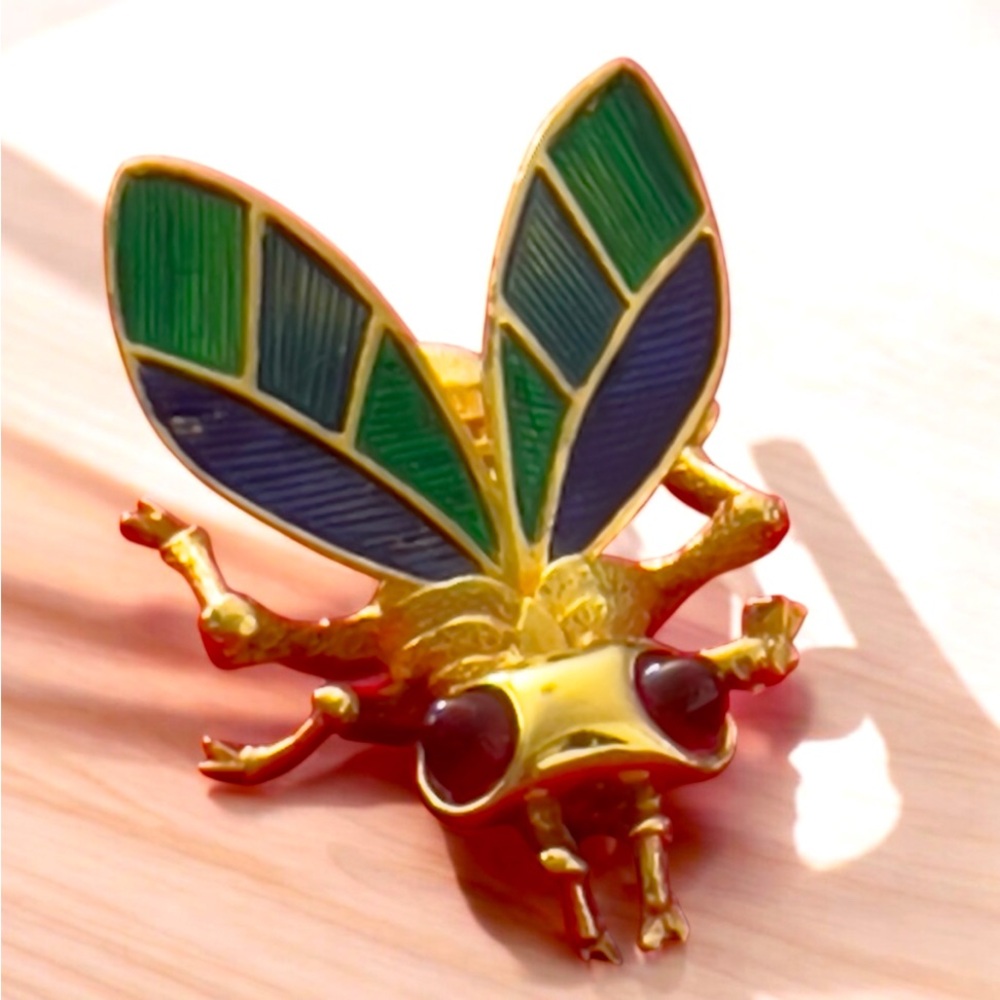 BOUCHER Signed Enameled Lifelike Bee Brooch w/Purple Paste Glass Cabachon Eyes - Picture 3 of 13